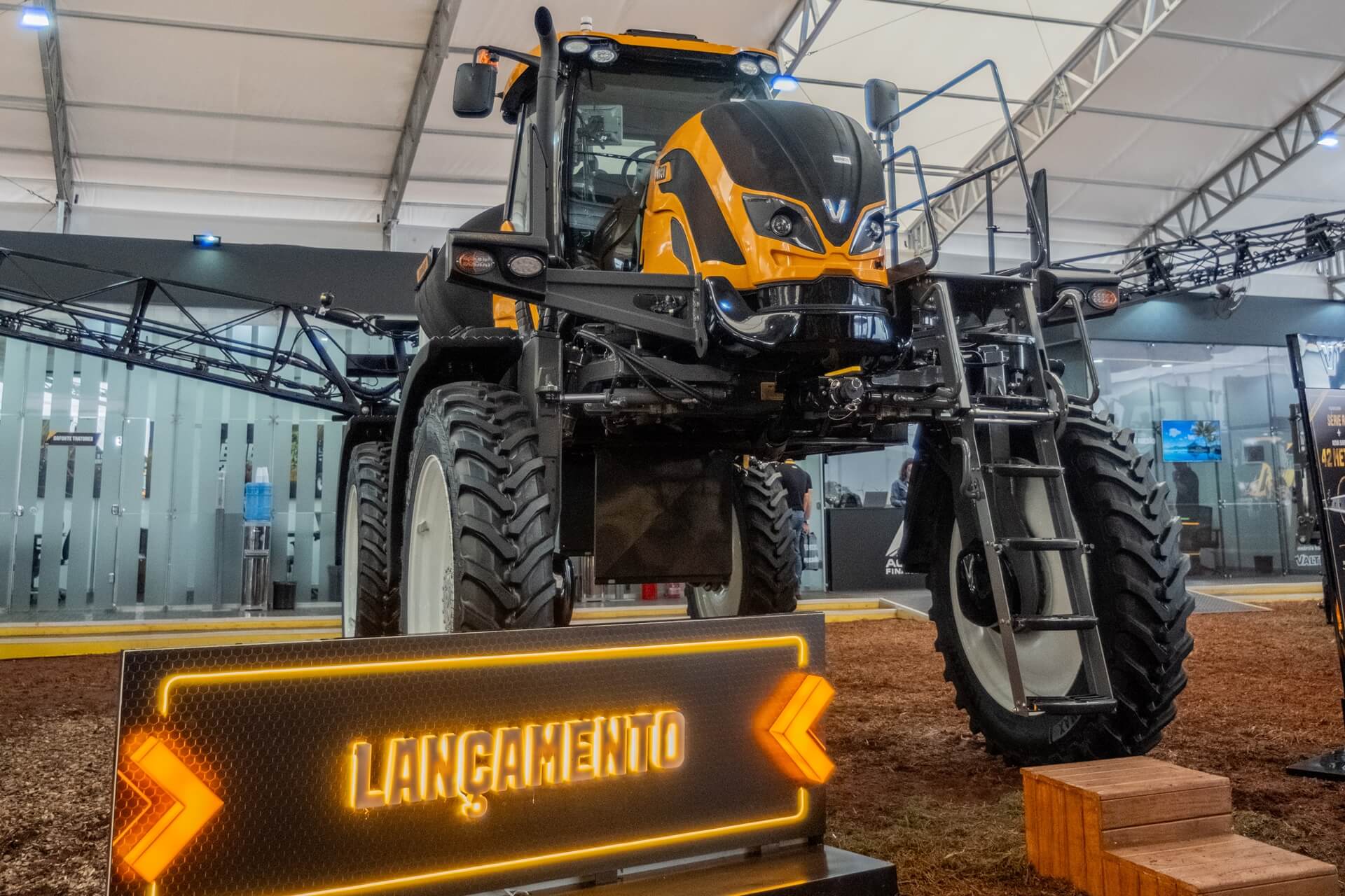 Valtra comemora sucesso de vendas dos lançamentos na Agrishow 2025